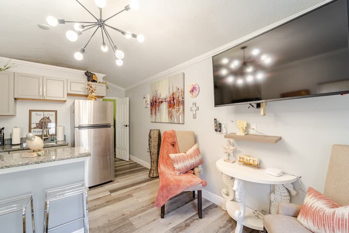 Cozy Tiny Home Retreat - Bradenton, FL