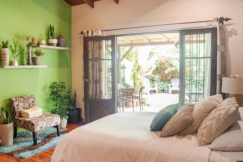 Tropical Oasis 5 min to SJO airport W/ cozy deck