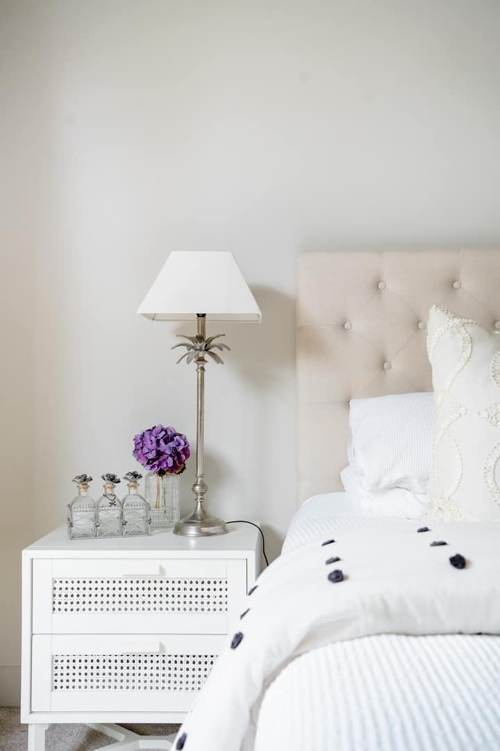 Dormitorio principal con cama tamaño King y ropa de cama de primera calidad para una gran noche de sueño.