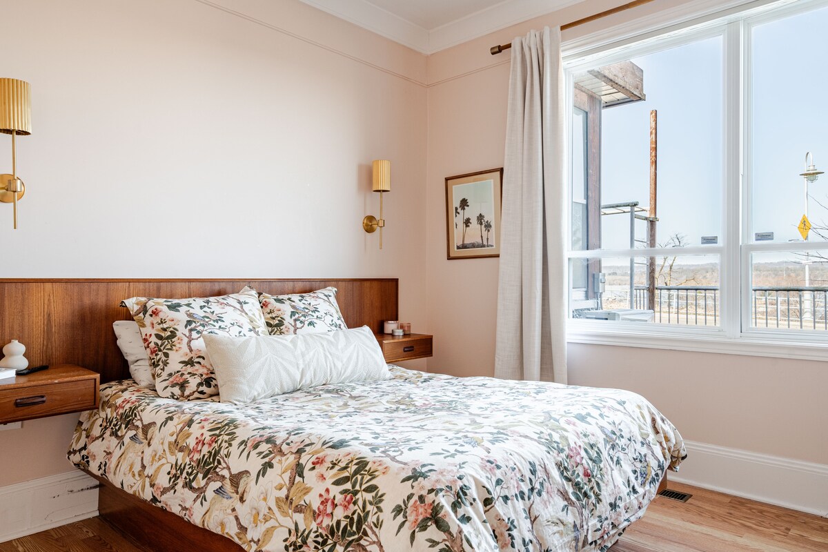 Disfruta de tu cómoda cama tamaño queen con hermosas vistas al puerto de Hamilton.