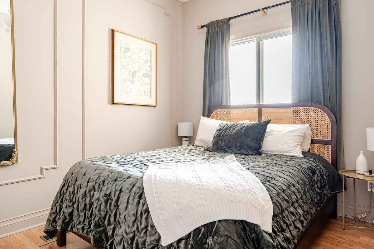 Disfruta de tu segundo dormitorio tranquilo y relajante con una cómoda cama tamaño queen.