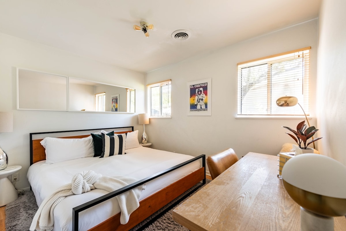 Mid-Century Mod Treehouse near Zilker Park