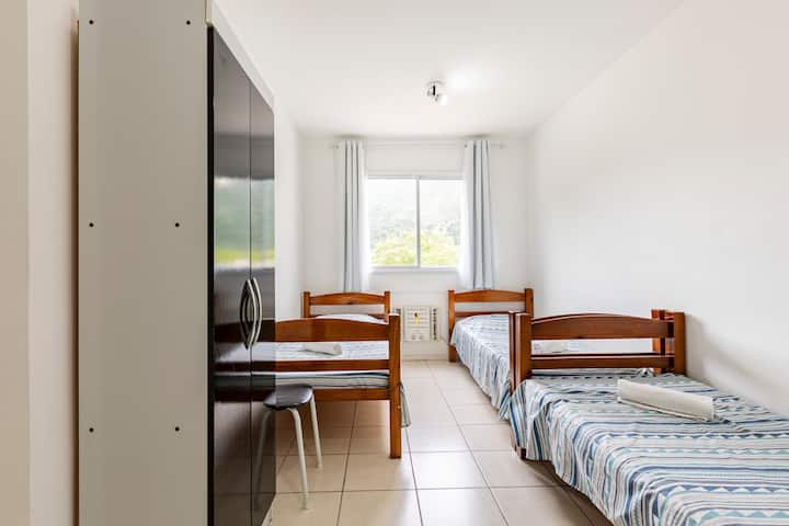 Chumba cha ghorofa ya 1 kilicho na vitanda 3 vya mtu mmoja na bafu la kujitegemea. Uwezekano wa kubadilisha mpangilio wa chumba. 
