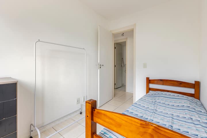 Chumba kidogo chenye kitanda kimoja pacha. 