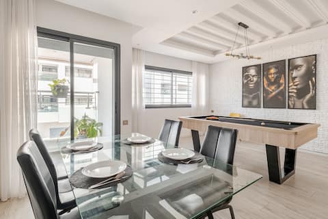 131m² Stylish Apt + Pool Access – Walk to Beach