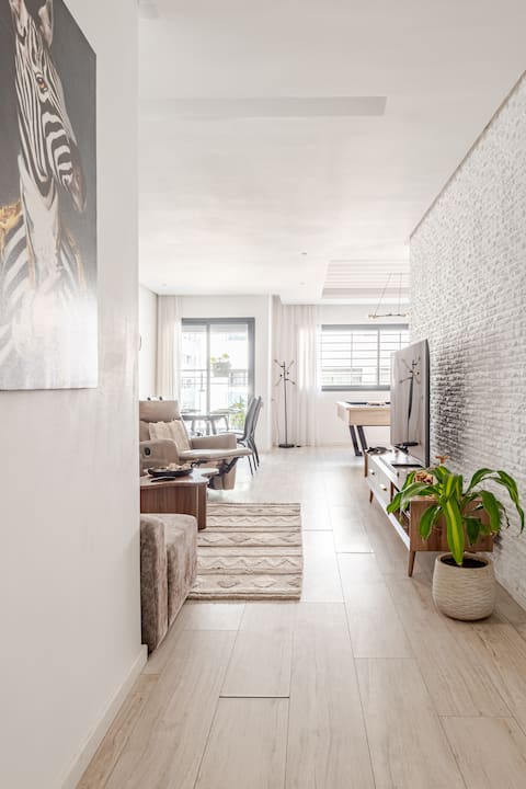 131m² Stylish Apt + Pool Access – Walk to Beach