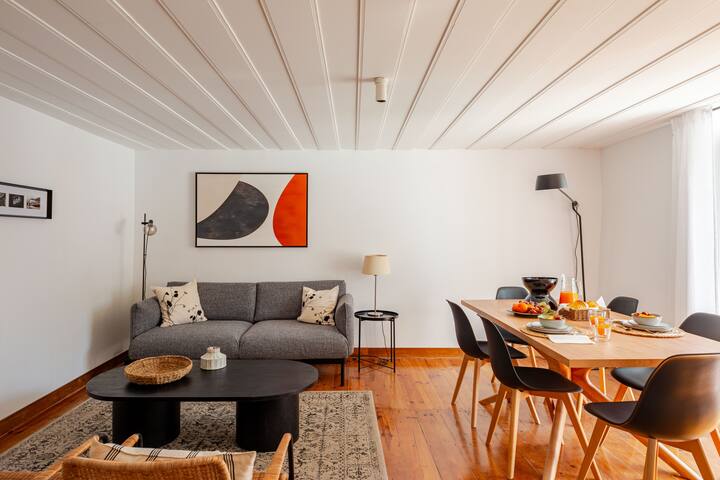 Bright duplex in historic Old Town w/ backyard