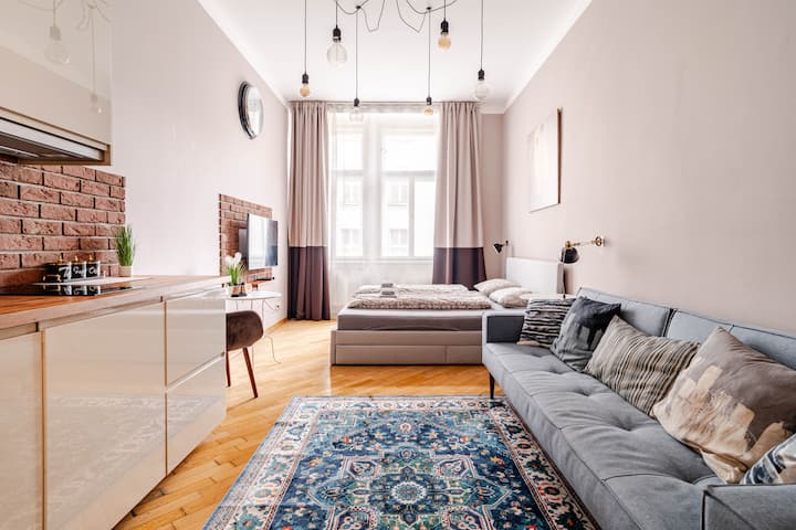 One Door - Two Flats - Prag