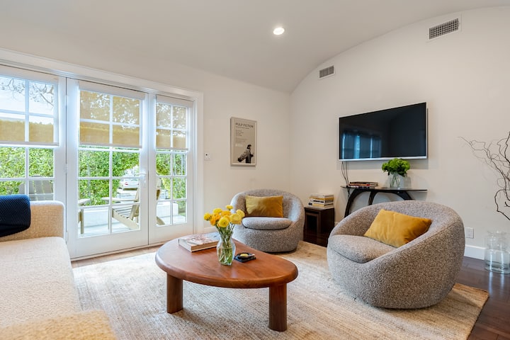 Modern Spanish - Near The Grove - Los Angeles