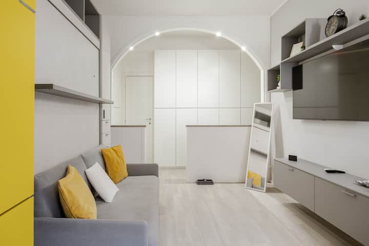 คุณสามารถใช้โซฟาได้ถ้าคุณต้องการ กระจกและตู้เต็มผนังที่คุณสามารถเก็บของได้จะทำให้คุณรู้สึกเหมือนอยู่บ้าน                                                                   