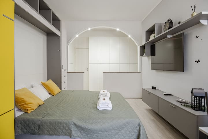 เตียงควีนไซส์แบบพับเก็บได้พร้อมสมาร์ททีวีแอลจีขนาด 55 นิ้วและผ้าขนหนูผ้าฝ้าย (เช็ดตัว เช็ดมือ เช็ดหน้า)                                               