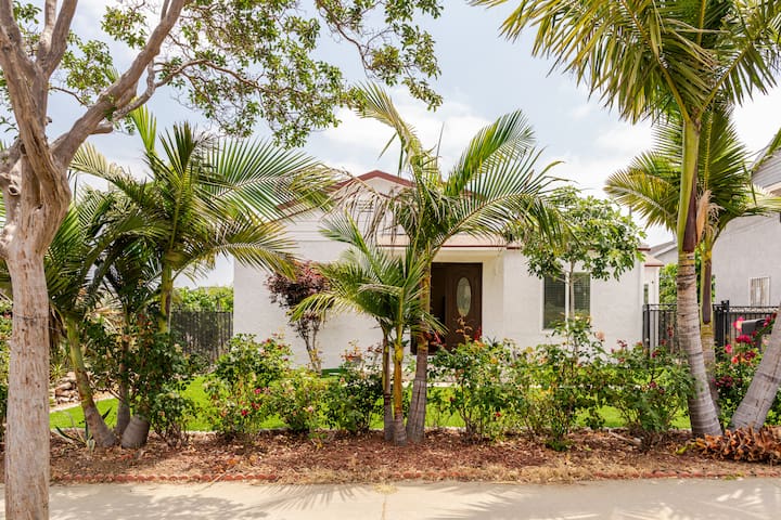 20 ppl Gated Yard| BTW Disney Hollywood Universal