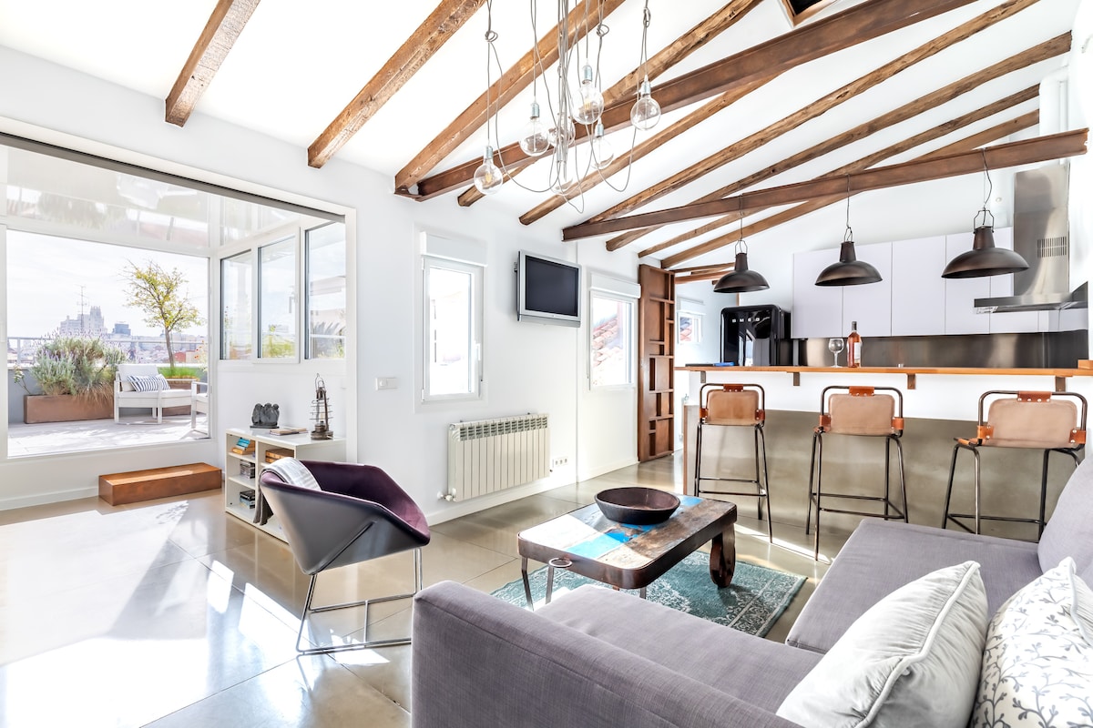 厨房、客厅和餐厅的一般景观，前面有露台