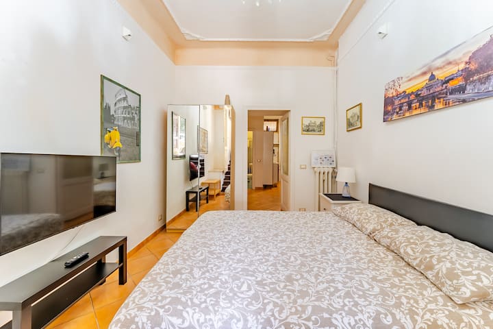 J'ai passé un excellent séjour. Davide a fait tout son possible pour nous aider à trouver notre chemin dans le quartier avec des recommandations très claires sur les restaurants, les transports, etc.

Cathy