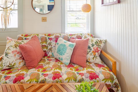 Popular Airbnb listing: Surf Bungalow~ Semi OF~ Pets OK~ Steps to Sand in Nags Head