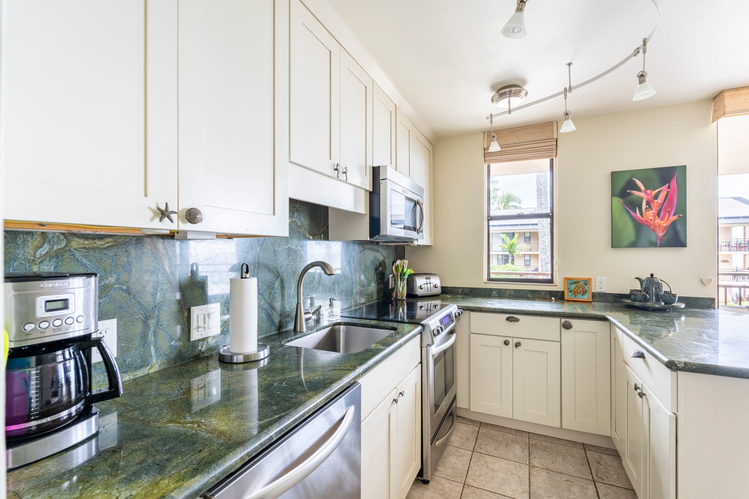 Condo in Kailua-Kona · ★4.93 · 1 bedroom · 1 bed · 1 bath - Image 2