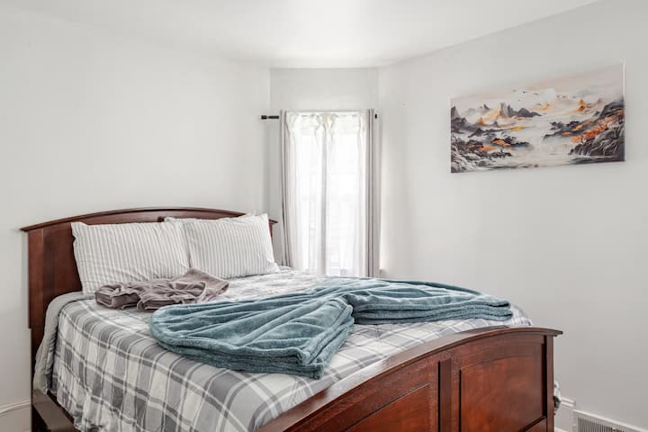 Geniet van een rustige nacht in deze lichte kamer met een comfortabel queensize bed, tv, verwarming en airconditioning. Schoon beddengoed, extra kussens en verduisterende gordijnen creëren een gezellig toevluchtsoord dat ideaal is voor koppels, gezinnen of zakenreizigers.