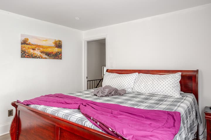 Rust gemakkelijk in een ruim kingsize bed met schoon beddengoed, extra kussens en verduisterende gordijnen voor een diepe slaap. Deze gezellige kamer is voorzien van een tv, verwarming en airconditioning - perfect voor comfort en privacy na een lange dag reizen of werken.