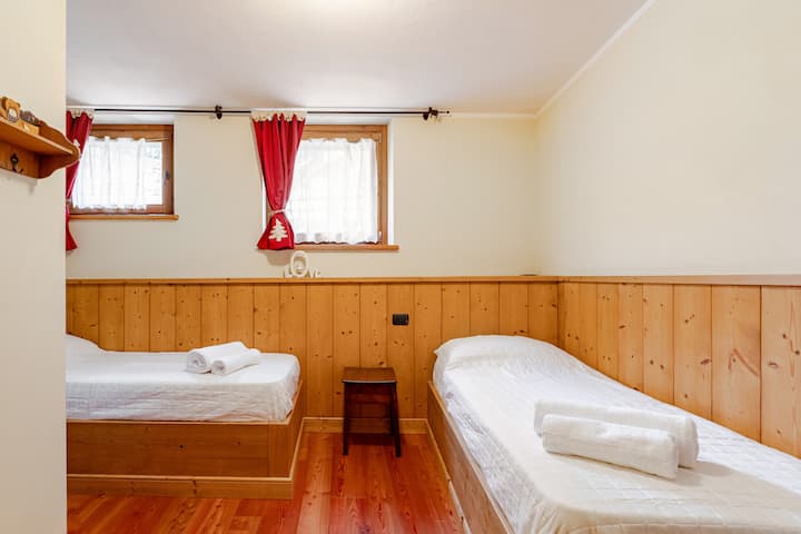 segundo dormitorio con dos camas individuales, incluida ropa de cama y toallas