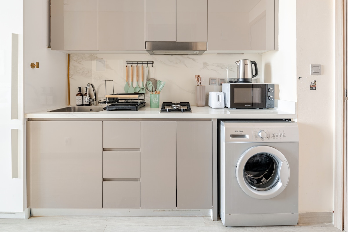 Top performing Airbnb: Cosy studio|Free Parking| Free water|Near Downtown in Al Jadaf