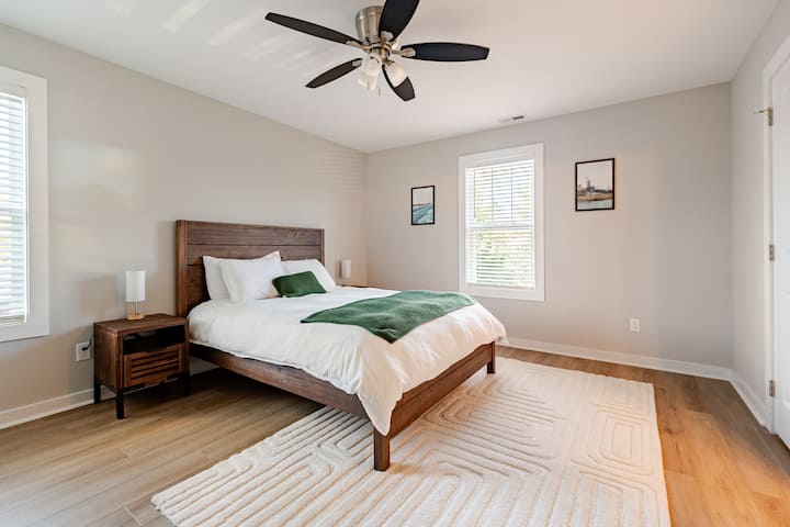 Მთავარ საძინებელში არის დასასვენებელი ორადგილიანი საწოლი ცალკე სააბაზანოთი და საშხაპეში გასეირნებით. 