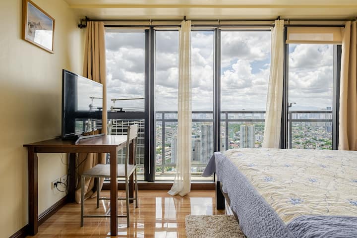 Queensize bed met standaard kussens, frisse schone lakens.
Met 32 inch tv-monitor, HDMI-kabel voor laptopverlenging en GMA-box.