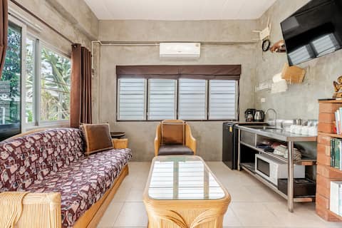 charming home center of old city w/large jacuzzi