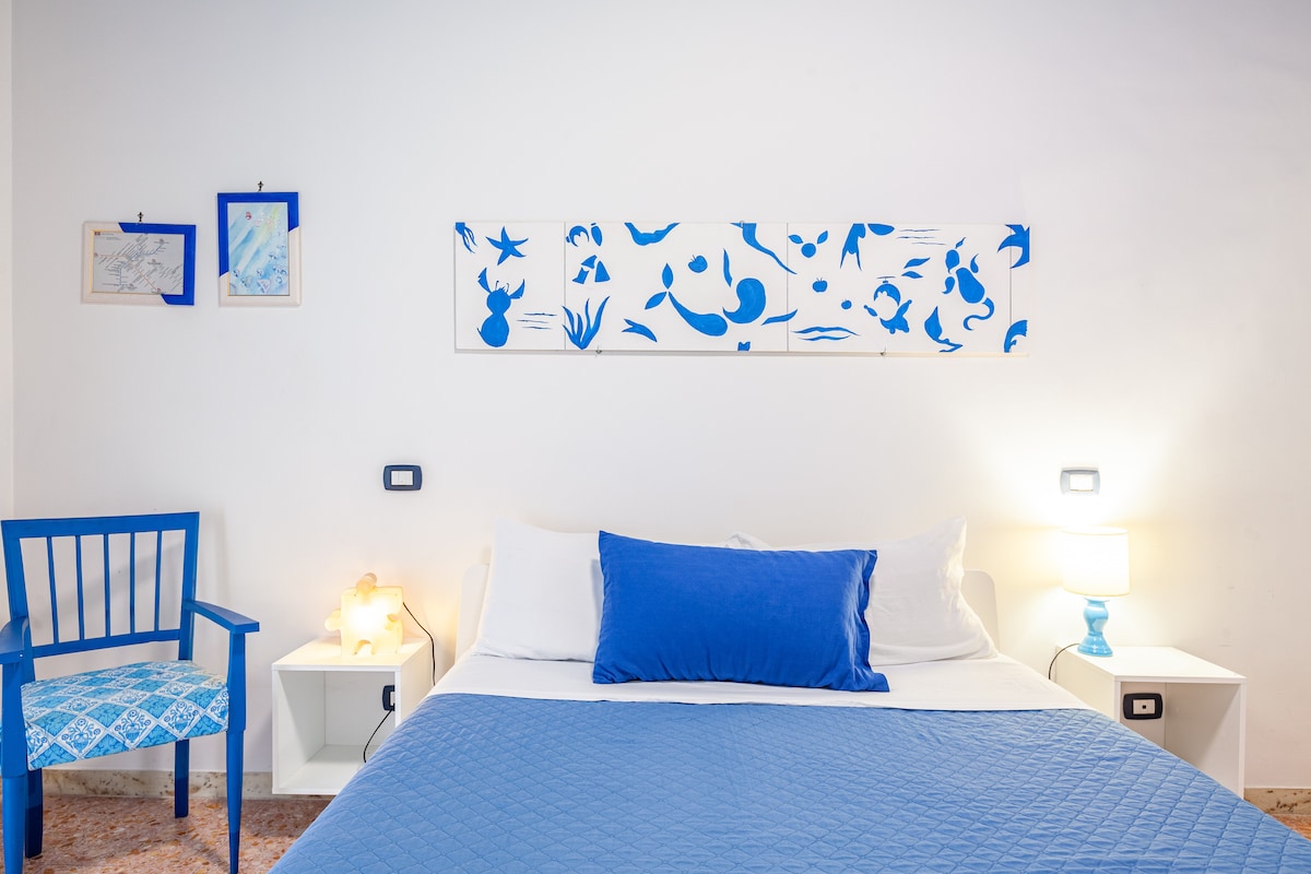 פרטי החדר הראשי: פלטת כחול ולבן, אפקטים של אור וריהוט פשוט אך אלגנטי. כל אלמנט נועד להבטיח נוחות ויזואלית ופונקציונלית.