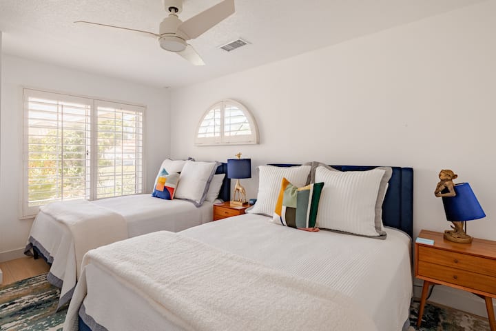 Druhá spálňa má dve postele – jednu manželskú a jednu veľkú manželskú posteľ. K dispozícii je stropný ventilátor pre pohodlie a dostatok úložného priestoru v skrini.