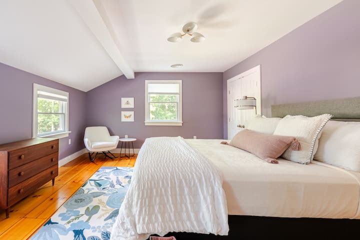 Charming guest suite offering a queen bed, comfortable linens, and a full en-suite bath for your privacy.