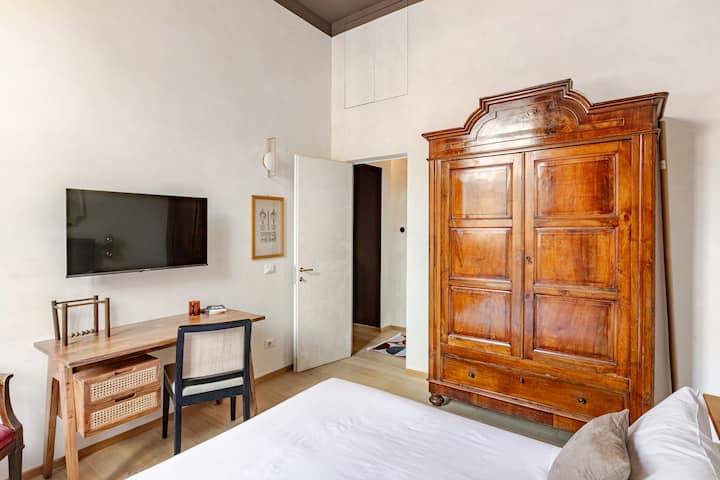 Chumba cha 2 cha kulala cha watu wawili angavu sana chenye kitanda cha starehe na kikubwa cha ukubwa wa malkia, televisheni mahiri (Netflix, Video Kuu, n.k.), dawati la kufanya kazi kwa amani na kabati kubwa mahususi kwa ajili ya kuhifadhi masanduku na nguo.