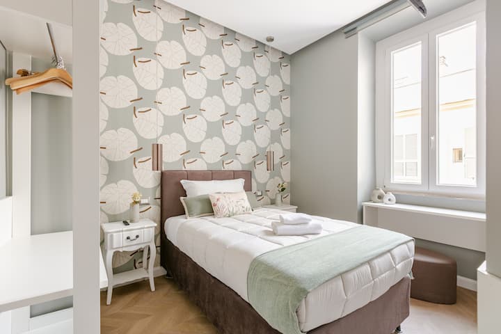 Treća vrlo svijetla jednokrevetna spavaća soba sastoji se od udobnog jednostrukog kreveta 120x200, pametnog televizora (Netflix, Prime Video itd.), velikog prozora i namjenskog prostora za odlaganje kovčega i odjeće.