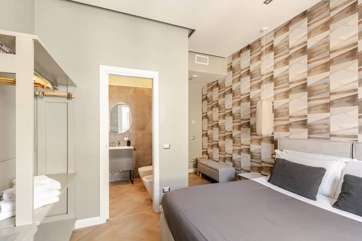 Drugi apartman s mnogo svjetla i udobnim velikim bračnim krevetom, prostorom za odlaganje prtljage i odjeće te privatnom kupaonicom s tuš-kabinom i modernim sanitarnim čvorom.