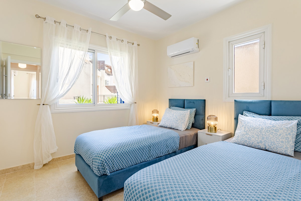 ห้องนอนที่สองมีเตียงเดี่ยวขนาด 90 x 200 ซม. 2 เตียงที่สามารถรวมเข้าด้วยกันเป็นเตียงขนาดซูเปอร์คิงไซส์หรือแยกกันได้ เหมาะสำหรับครอบครัว เพื่อน หรือเพื่อนร่วมเดินทาง