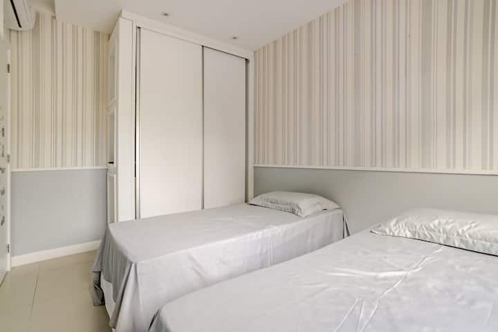 חדר 2, שתי מיטות יחיד של 1.88 על 0.88 או שתוכלו להצטרף לשתיים ולהפוך אותן לכפולות.