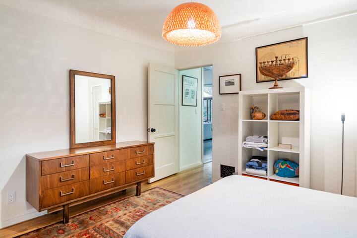 Bright, Modern & Spacious Stunner in Silverlake gallery image 5