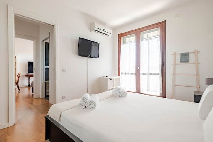 ห้องนอน  • ห้องพักกว้างขวางและตกแต่งอย่างมีสไตล์พร้อมเตียงคู่ที่สะดวกสบาย มีทีวีที่รับประกันความบันเทิง