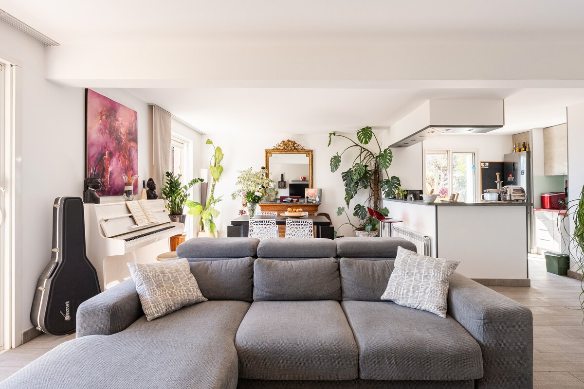 Top performing Airbnb: Nice Villa, magical view of city and sea in Gairaut