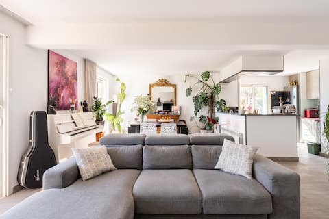 Top performing Airbnb: Nice Villa, magical view of city and sea in Gairaut