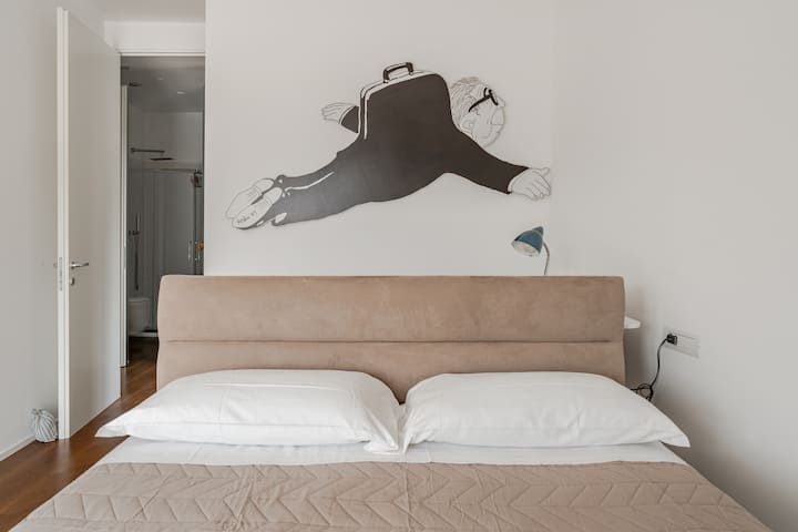 Bračni krevet pruža miran odmor i pogled na privatnu terasu i jezero