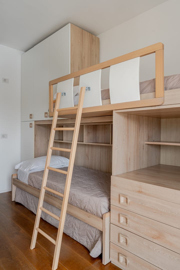 U ovoj spavaćoj sobi imamo najviše 3 jednostruka kreveta. Jedan na povišenoj polici i dva na podu (jedan se može zatvoriti i sakriti ako se ne upotrebljava)