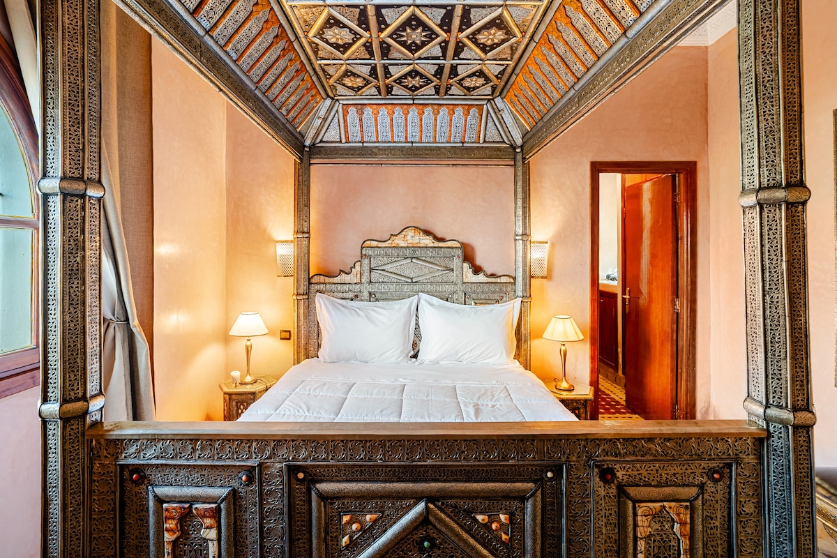 Vue détaillée d'une salle de bain moderne et élégante du Riad Oasis
