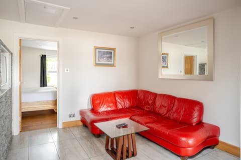 The Apartment, Brougham Hayes