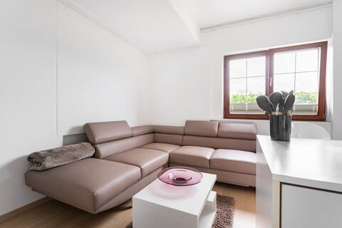 Top Airbnb: New, fashionable apartment for connoisseurs and couples in Kaltern An Der Weinstraße