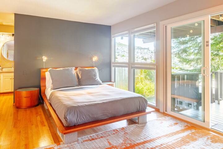 Stylish Noe Valley View with Hot Tub & Sauna gallery image 5