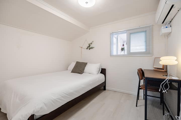 Има 1 брачен кревет (широк 150-179 см) и биро, така што може да се користи како личен простор. 
Целата соба итн., се менува во 3 бои, па променете ја според вашето расположение!
Клима-уредот и закачалките за облека се подготвени:)