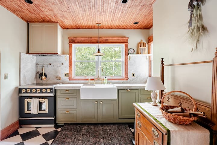 Location, Style And Comfort - Bend, OR