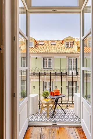Historic Apt w/Balcony in Baixa (short term lease)