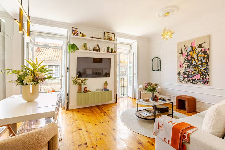 Historic Apt w/Balcony in Baixa (short term lease) gallery image 2