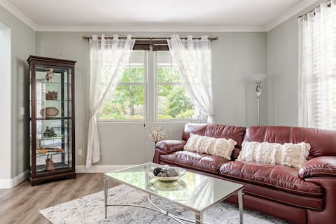 Modern 5Br/3.5Ba Home, King Bed + 4 Queens, 75" TV